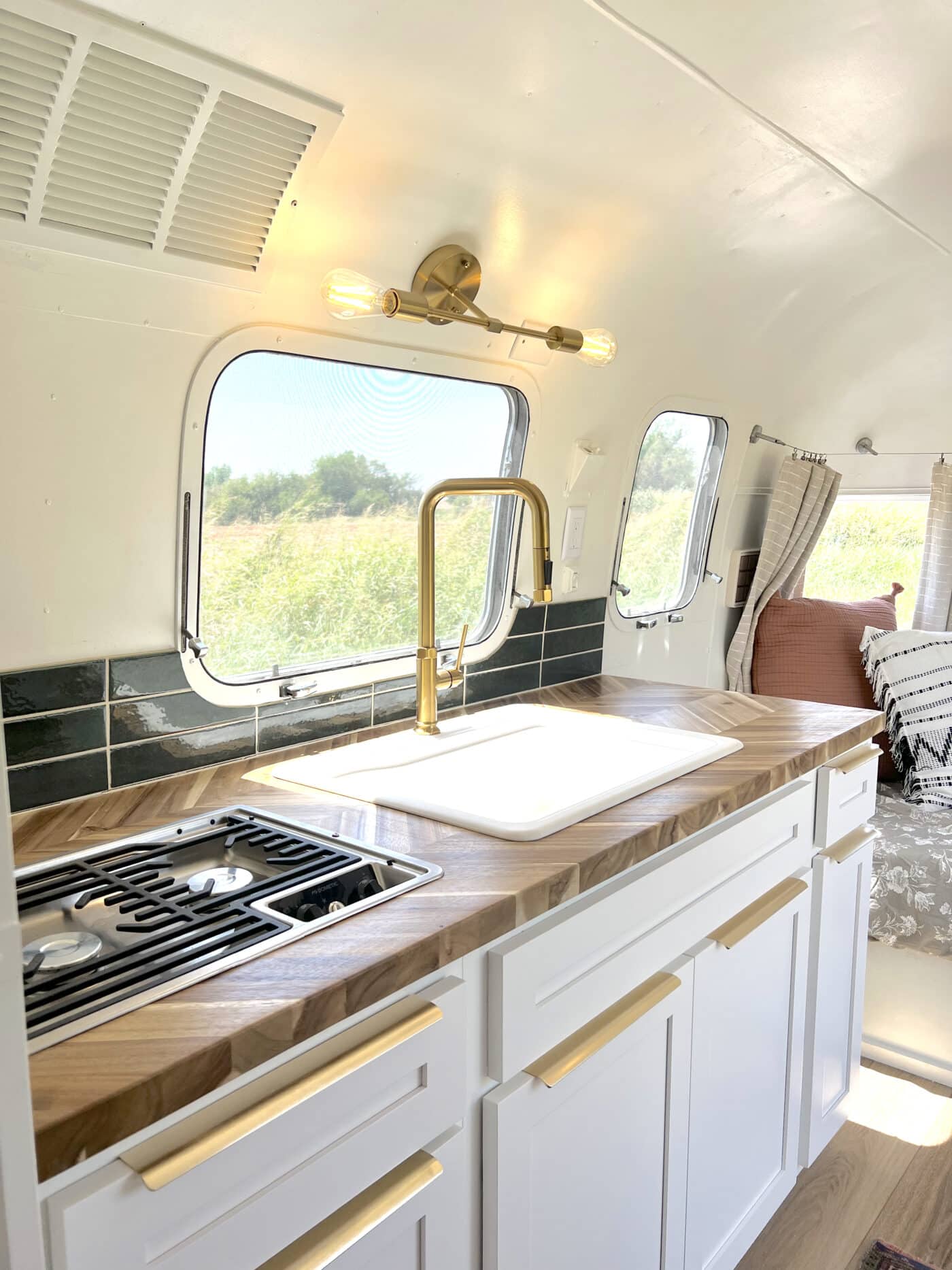 Airstream-argosy-minuet-7.3-kitchen