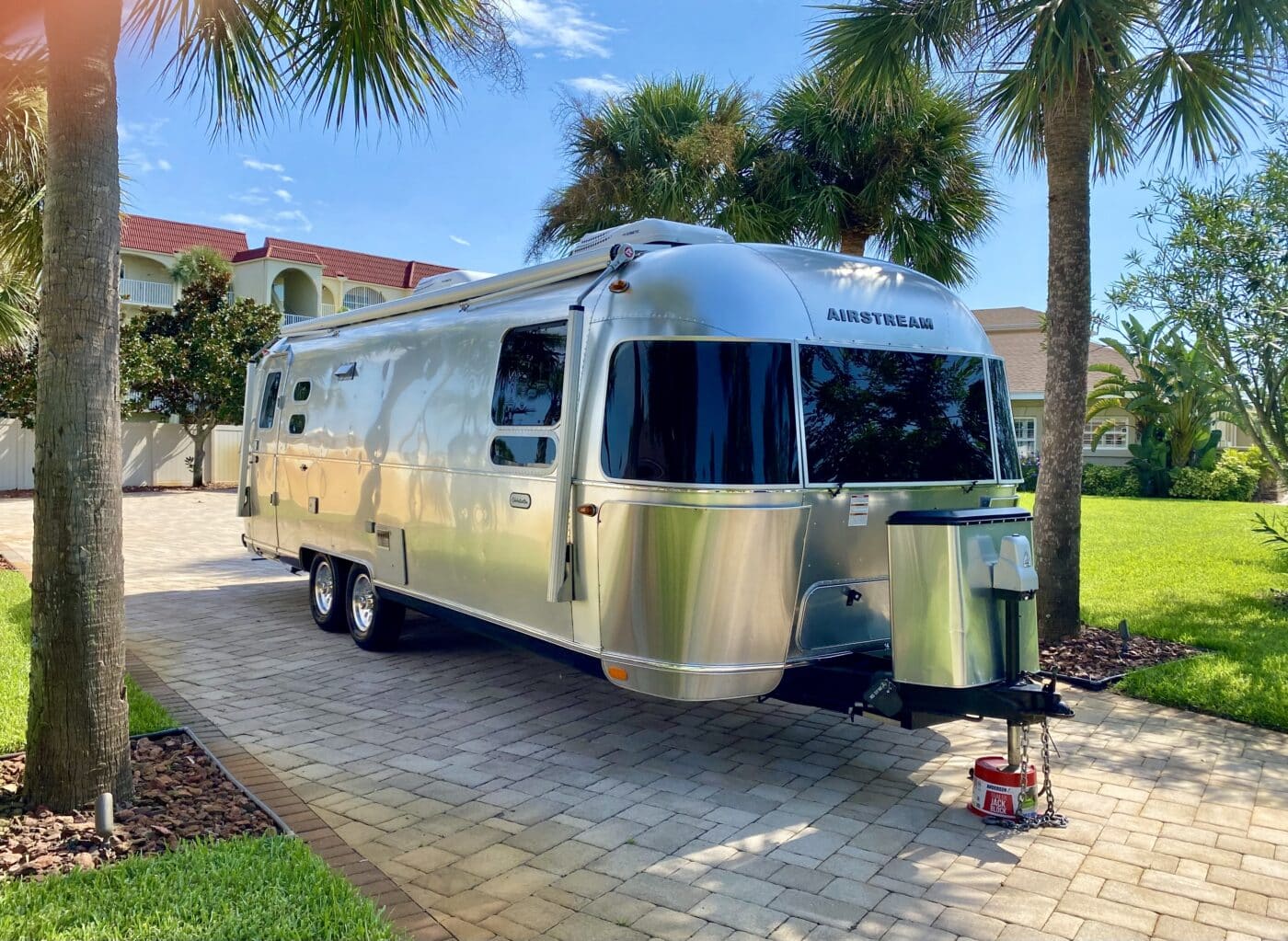 Airstream-front-and-port-side